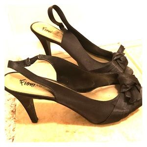 Black peep-toe pumps